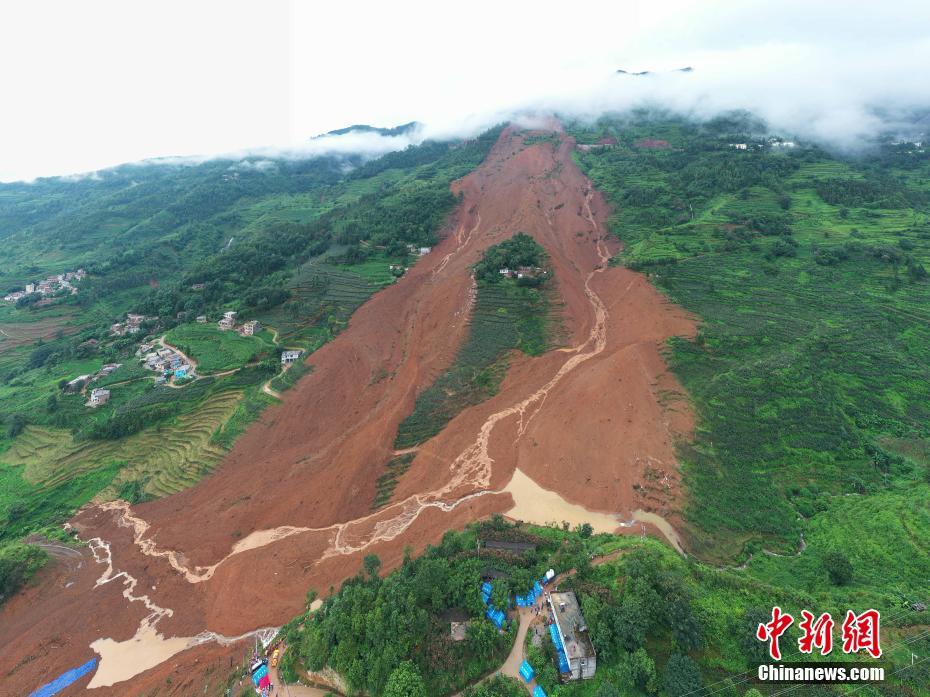 水城鸡场镇坪地村滑坡